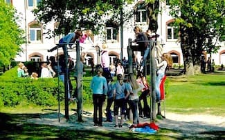 In den Pausen tummeln sich die Schüler gern im hauseigenen Schulpark.
